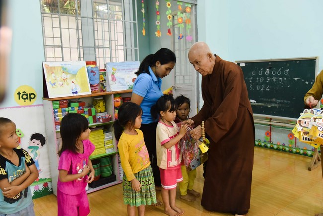 Ban Từ thiện: Tặng quà Trung Thu cho các em học sinh ở Đắk Som, Đăk Nông